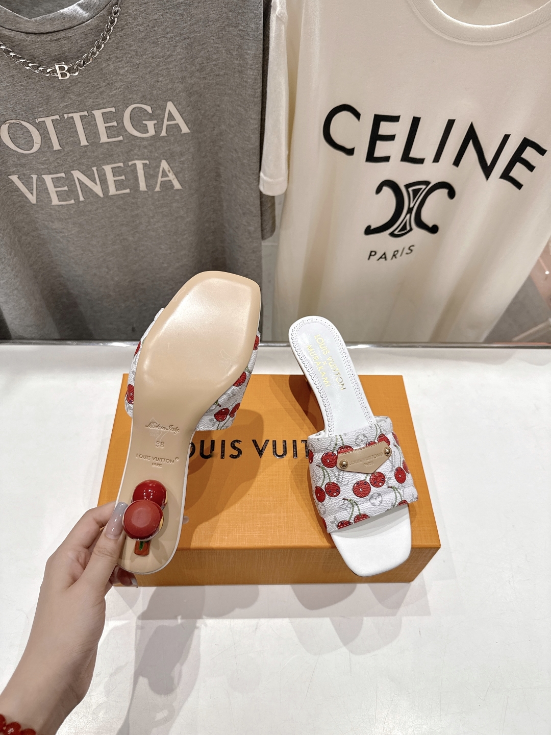 高版本出厂
  Louis Vuitton ss25 new arrival LV驴牌夏季新品高跟拖鞋系