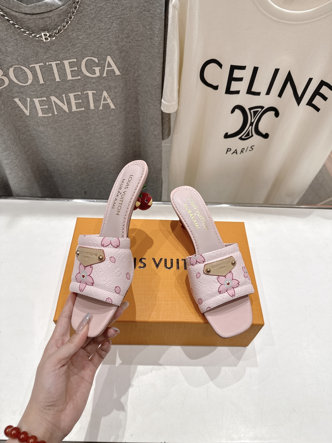 高版本出厂
  Louis Vuitton ss25 new arrival LV驴牌夏季新品高跟拖鞋系