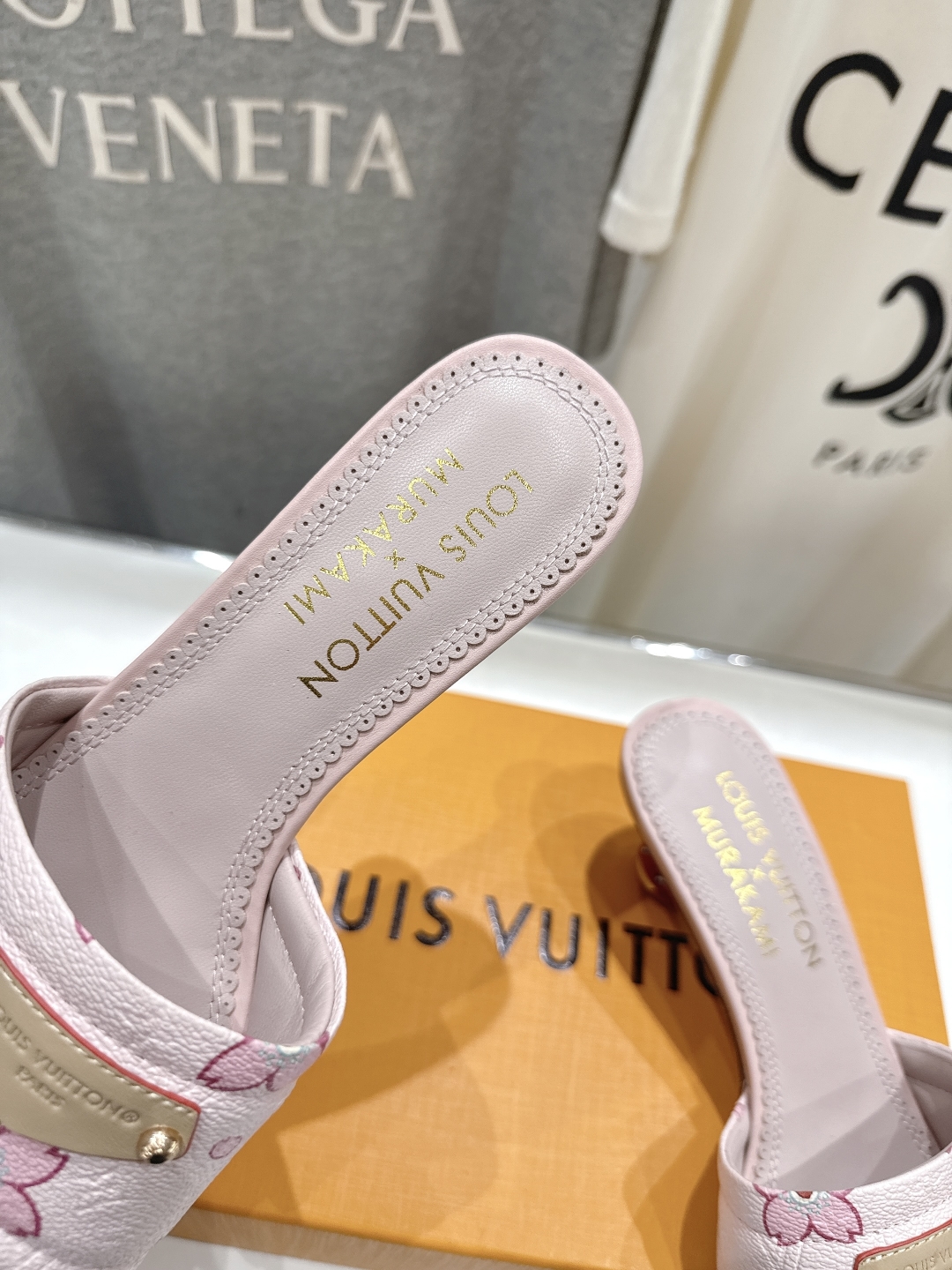 高版本出厂
  Louis Vuitton ss25 new arrival LV驴牌夏季新品高跟拖鞋系