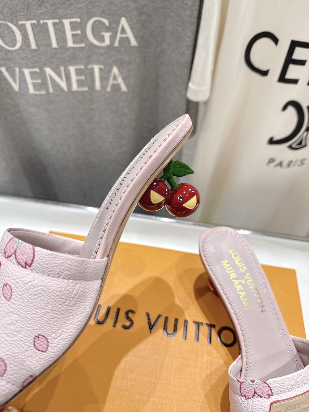 高版本出厂
  Louis Vuitton ss25 new arrival LV驴牌夏季新品高跟拖鞋系
