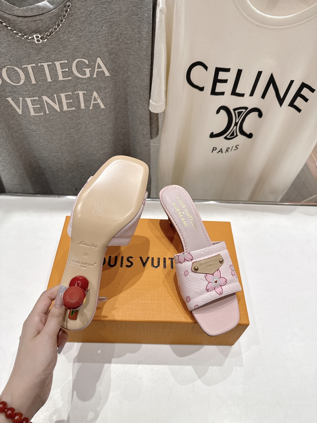 高版本出厂
  Louis Vuitton ss25 new arrival LV驴牌夏季新品高跟拖鞋系