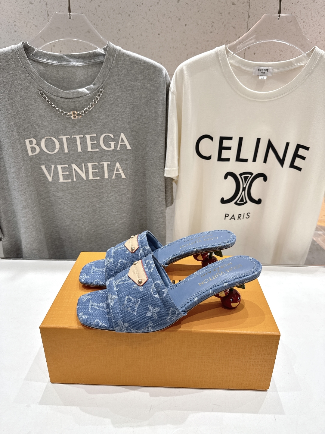 高版本出厂
  Louis Vuitton ss25 new arrival LV驴牌夏季新品高跟拖鞋系
