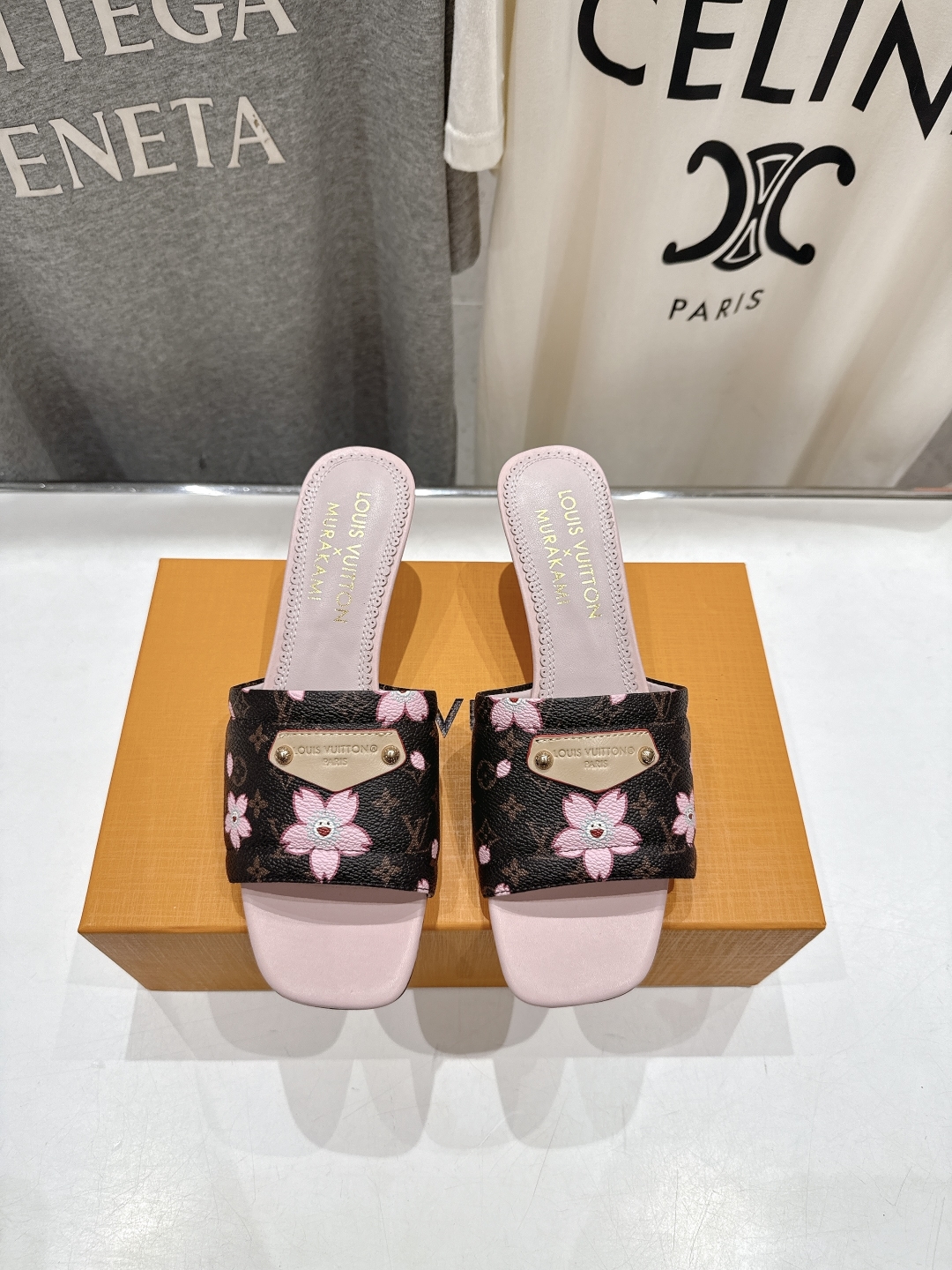 高版本出厂
  Louis Vuitton ss25 new arrival LV驴牌夏季新品高跟拖鞋系
