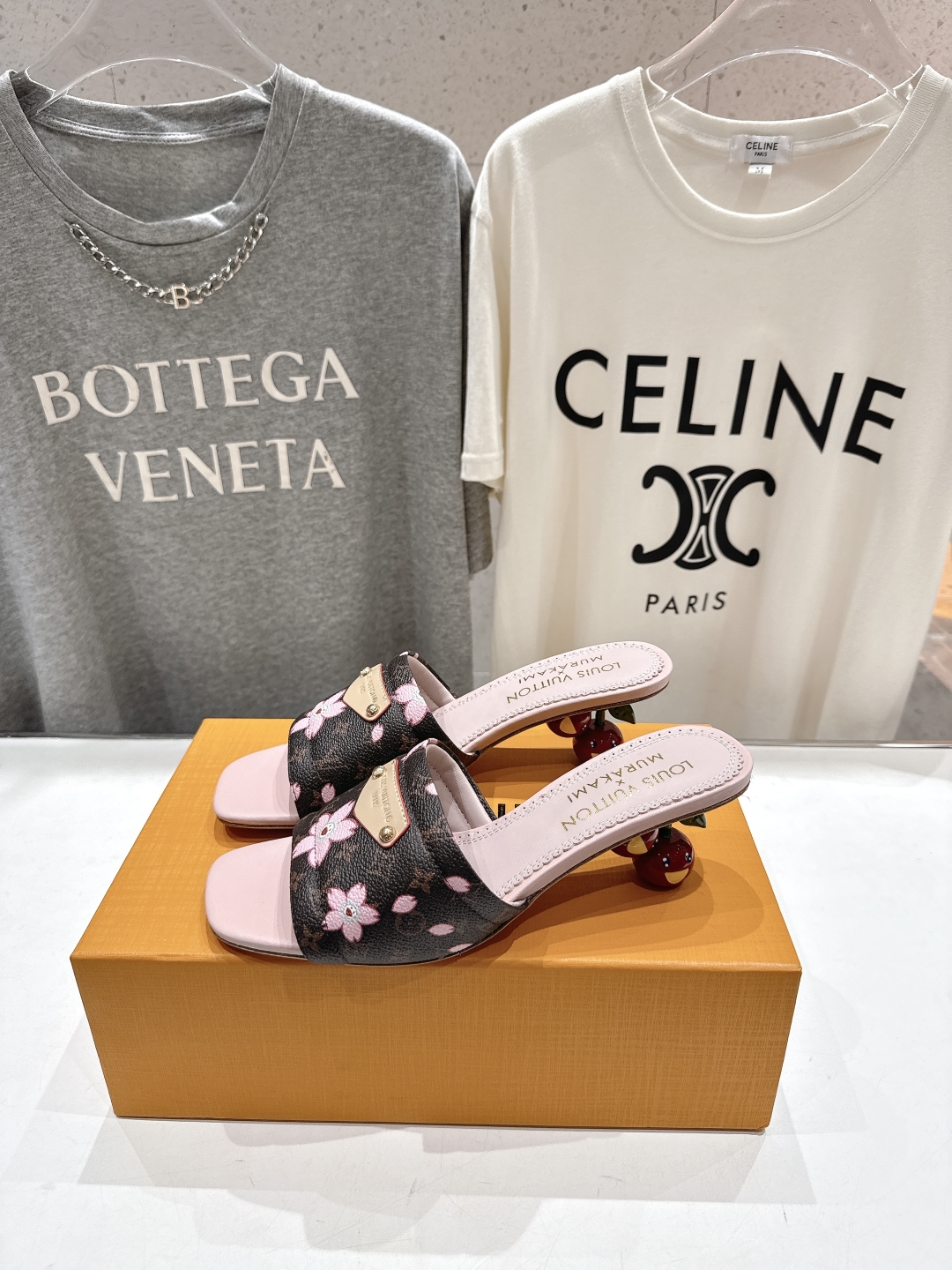 高版本出厂
  Louis Vuitton ss25 new arrival LV驴牌夏季新品高跟拖鞋系