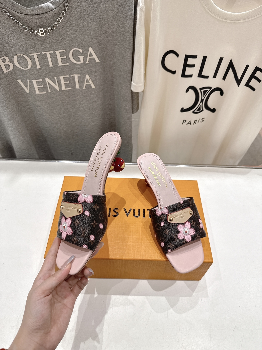 高版本出厂
  Louis Vuitton ss25 new arrival LV驴牌夏季新品高跟拖鞋系