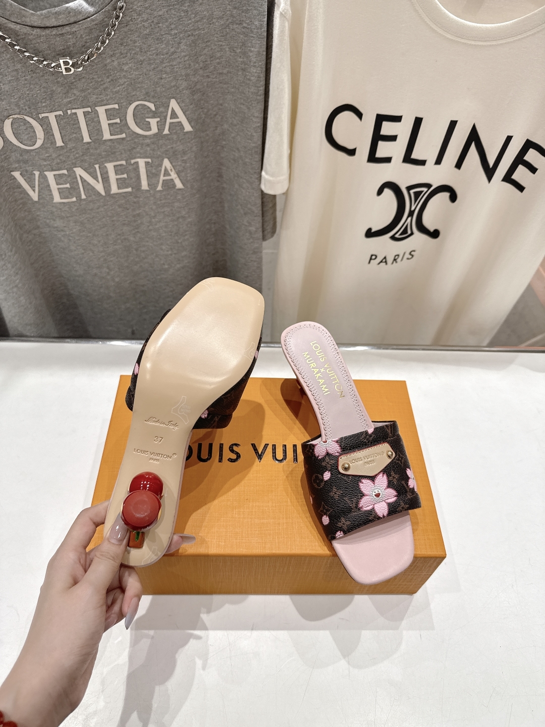高版本出厂
  Louis Vuitton ss25 new arrival LV驴牌夏季新品高跟拖鞋系