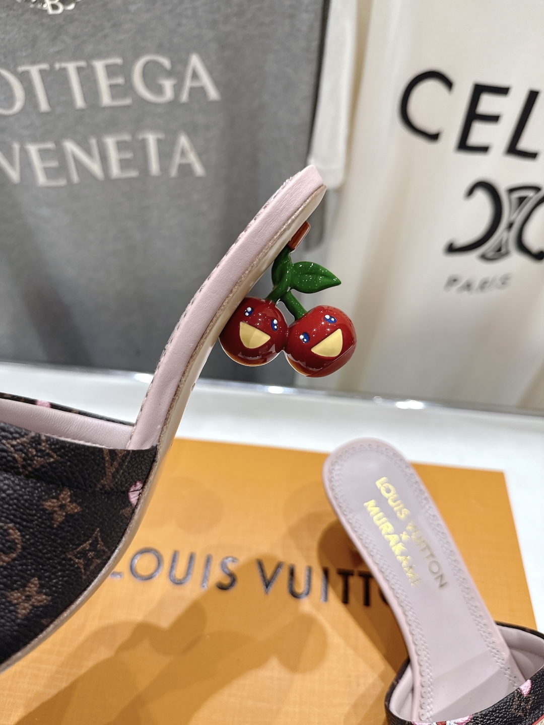 高版本出厂
  Louis Vuitton ss25 new arrival LV驴牌夏季新品高跟拖鞋系