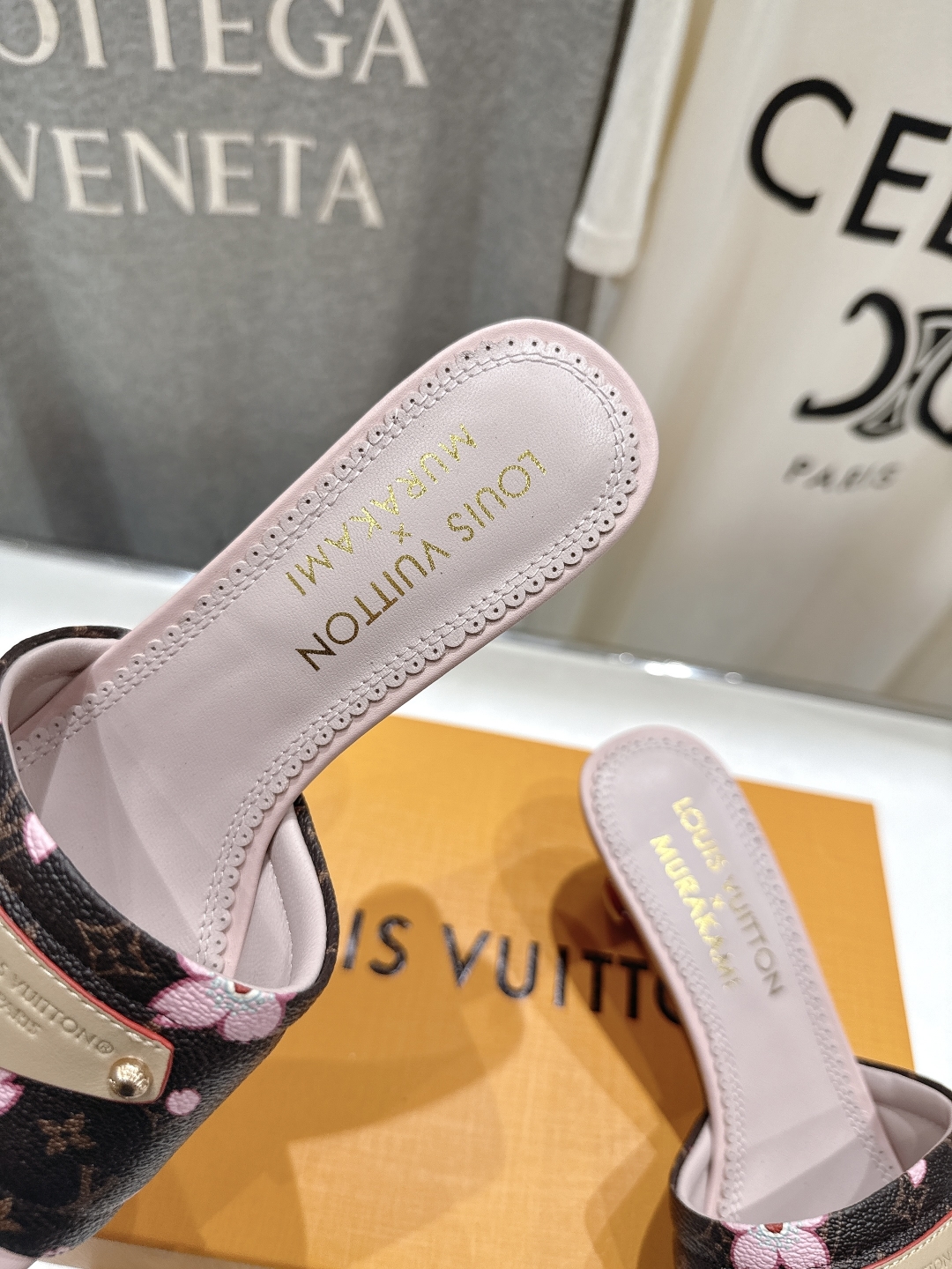 高版本出厂
  Louis Vuitton ss25 new arrival LV驴牌夏季新品高跟拖鞋系