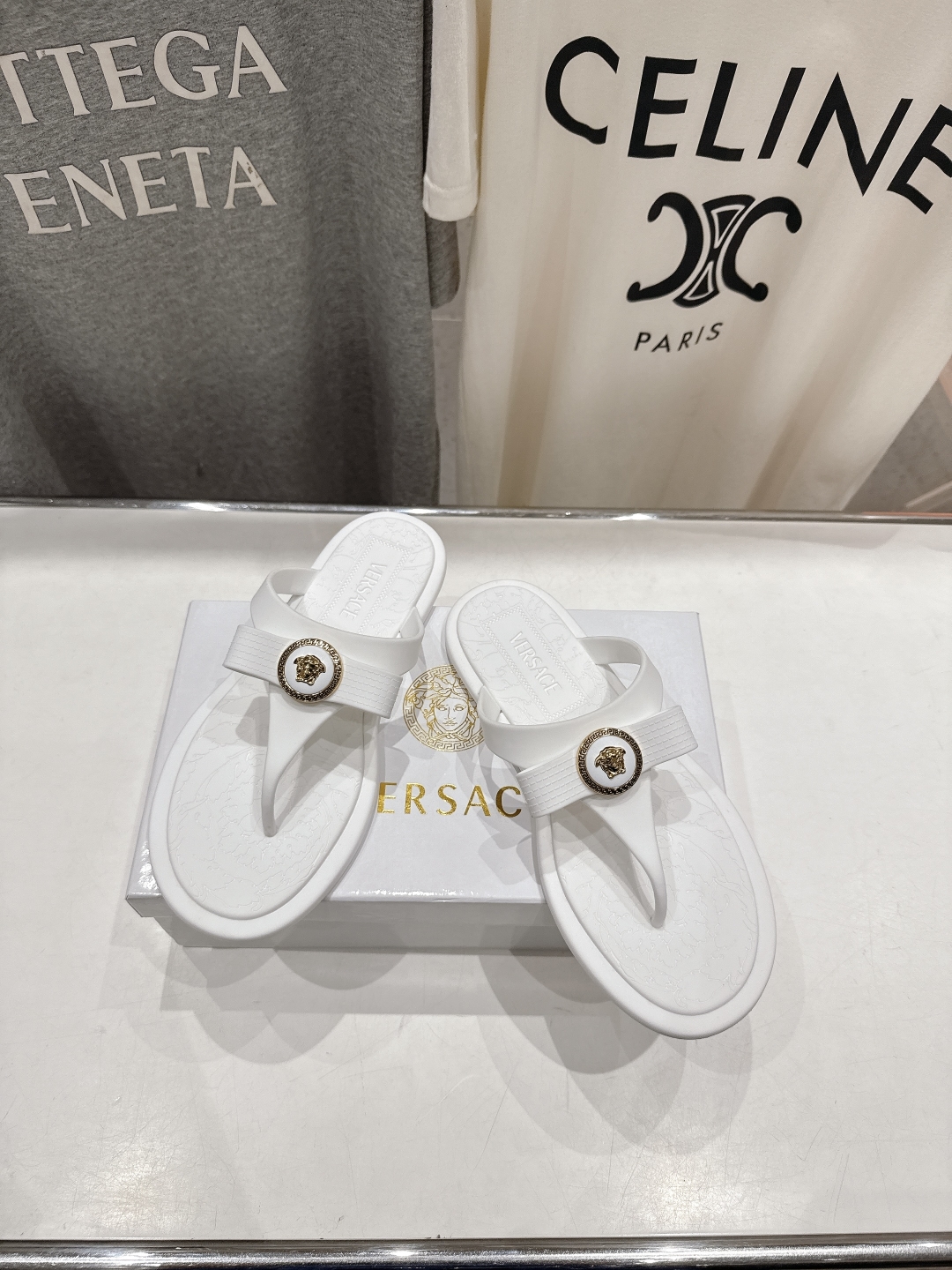 高版本出厂
Versace/范思哲25ss夏季新款平底夹脚拖鞋人字拖
尽显优雅气度的雅致logo，比较休
