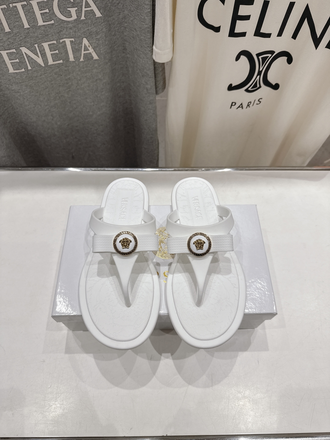 高版本出厂
Versace/范思哲25ss夏季新款平底夹脚拖鞋人字拖
尽显优雅气度的雅致logo，比较休