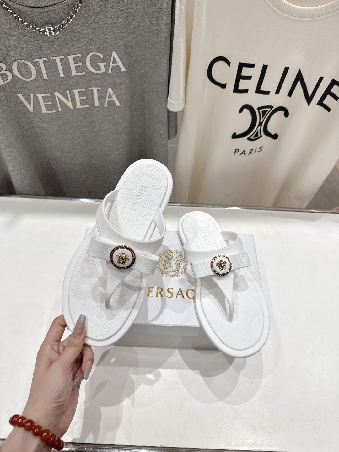高版本出厂
Versace/范思哲25ss夏季新款平底夹脚拖鞋人字拖
尽显优雅气度的雅致logo，比较休