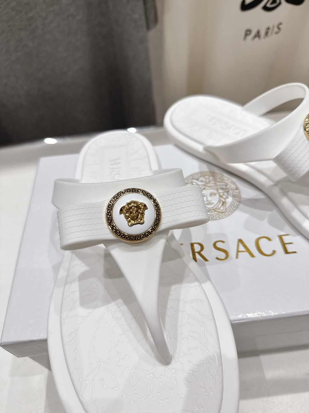 高版本出厂
Versace/范思哲25ss夏季新款平底夹脚拖鞋人字拖
尽显优雅气度的雅致logo，比较休