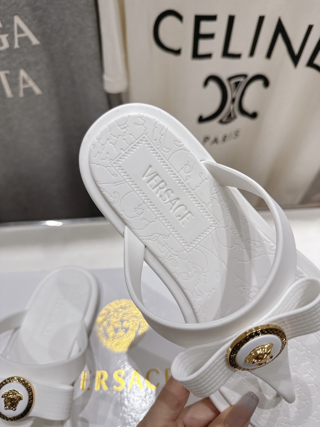 高版本出厂
Versace/范思哲25ss夏季新款平底夹脚拖鞋人字拖
尽显优雅气度的雅致logo，比较休