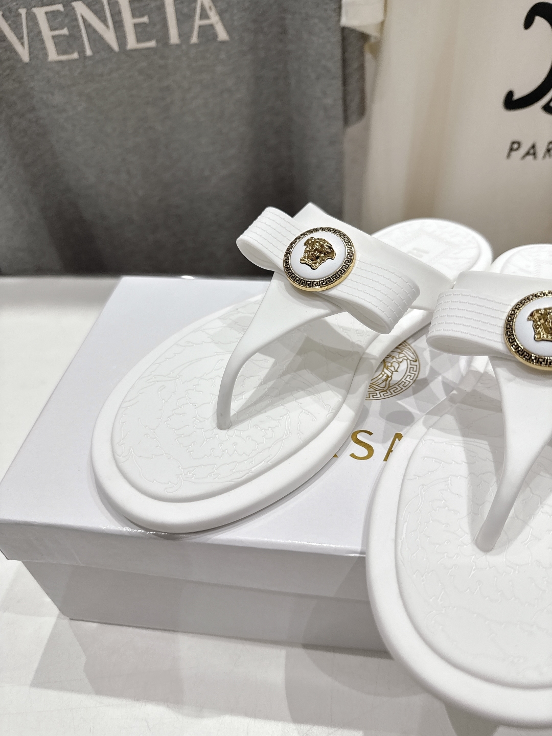高版本出厂
Versace/范思哲25ss夏季新款平底夹脚拖鞋人字拖
尽显优雅气度的雅致logo，比较休