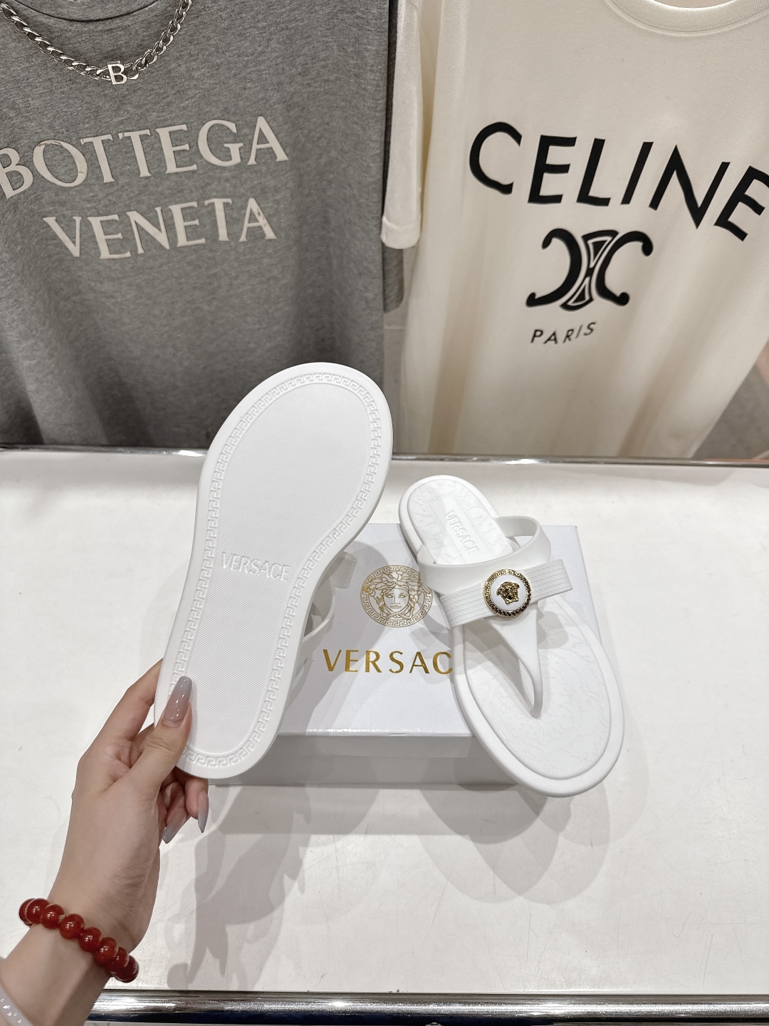 高版本出厂
Versace/范思哲25ss夏季新款平底夹脚拖鞋人字拖
尽显优雅气度的雅致logo，比较休