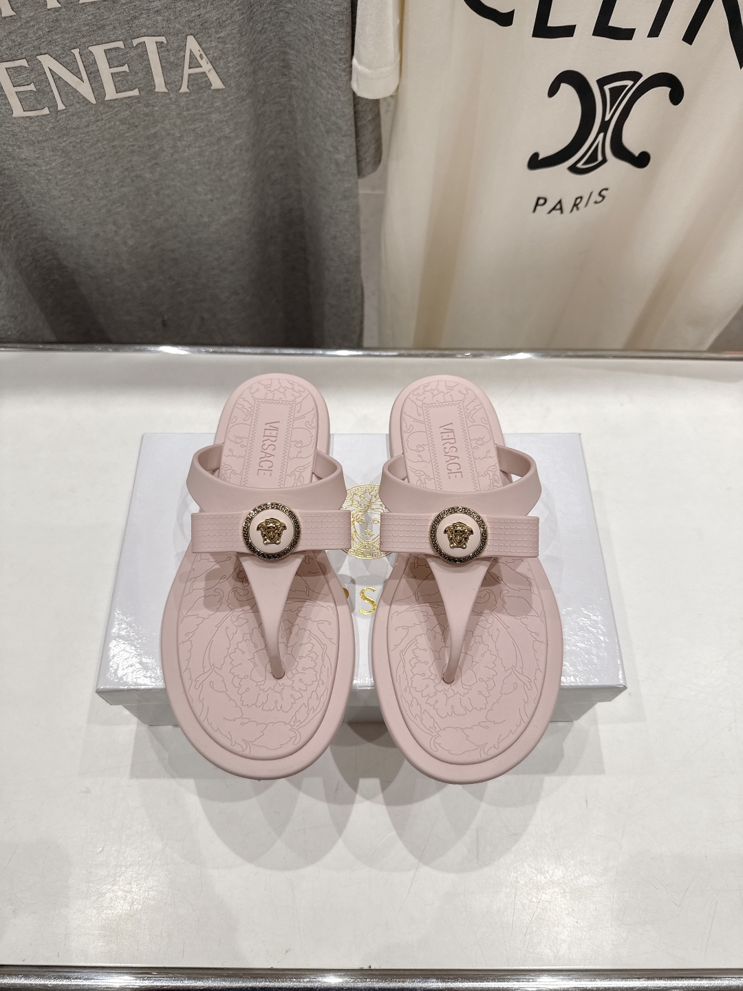 高版本出厂
Versace/范思哲25ss夏季新款平底夹脚拖鞋人字拖
尽显优雅气度的雅致logo，比较休