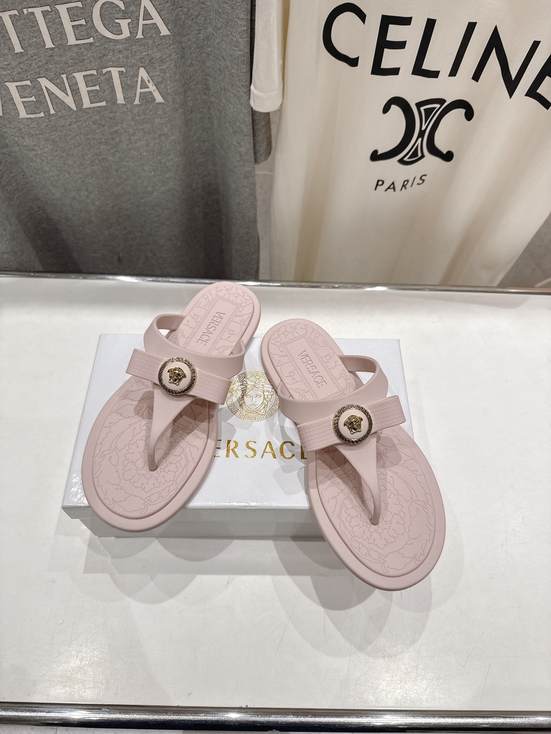 高版本出厂
Versace/范思哲25ss夏季新款平底夹脚拖鞋人字拖
尽显优雅气度的雅致logo，比较休