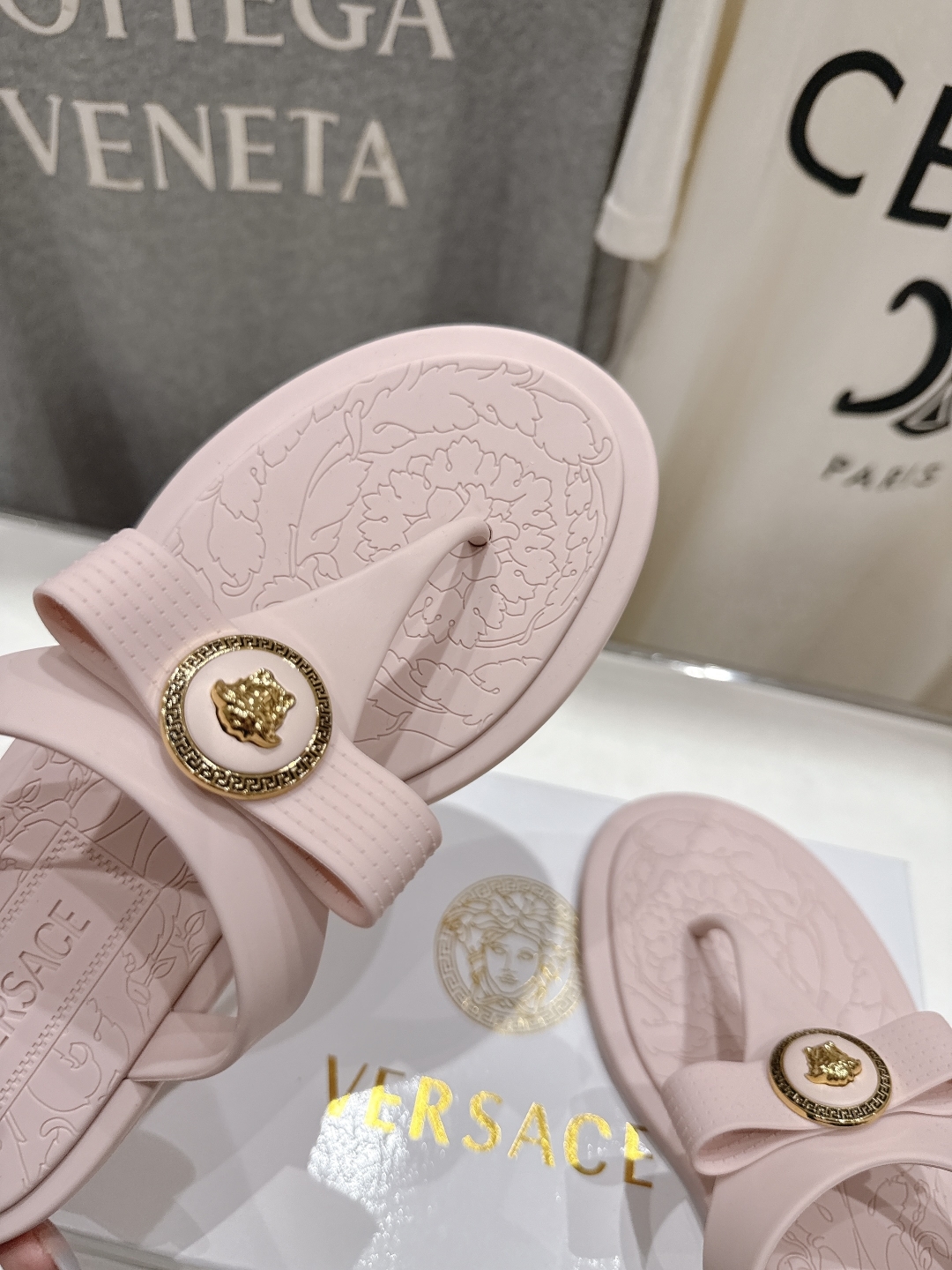 高版本出厂
Versace/范思哲25ss夏季新款平底夹脚拖鞋人字拖
尽显优雅气度的雅致logo，比较休