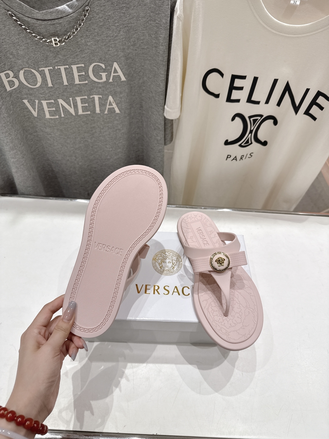 高版本出厂
Versace/范思哲25ss夏季新款平底夹脚拖鞋人字拖
尽显优雅气度的雅致logo，比较休
