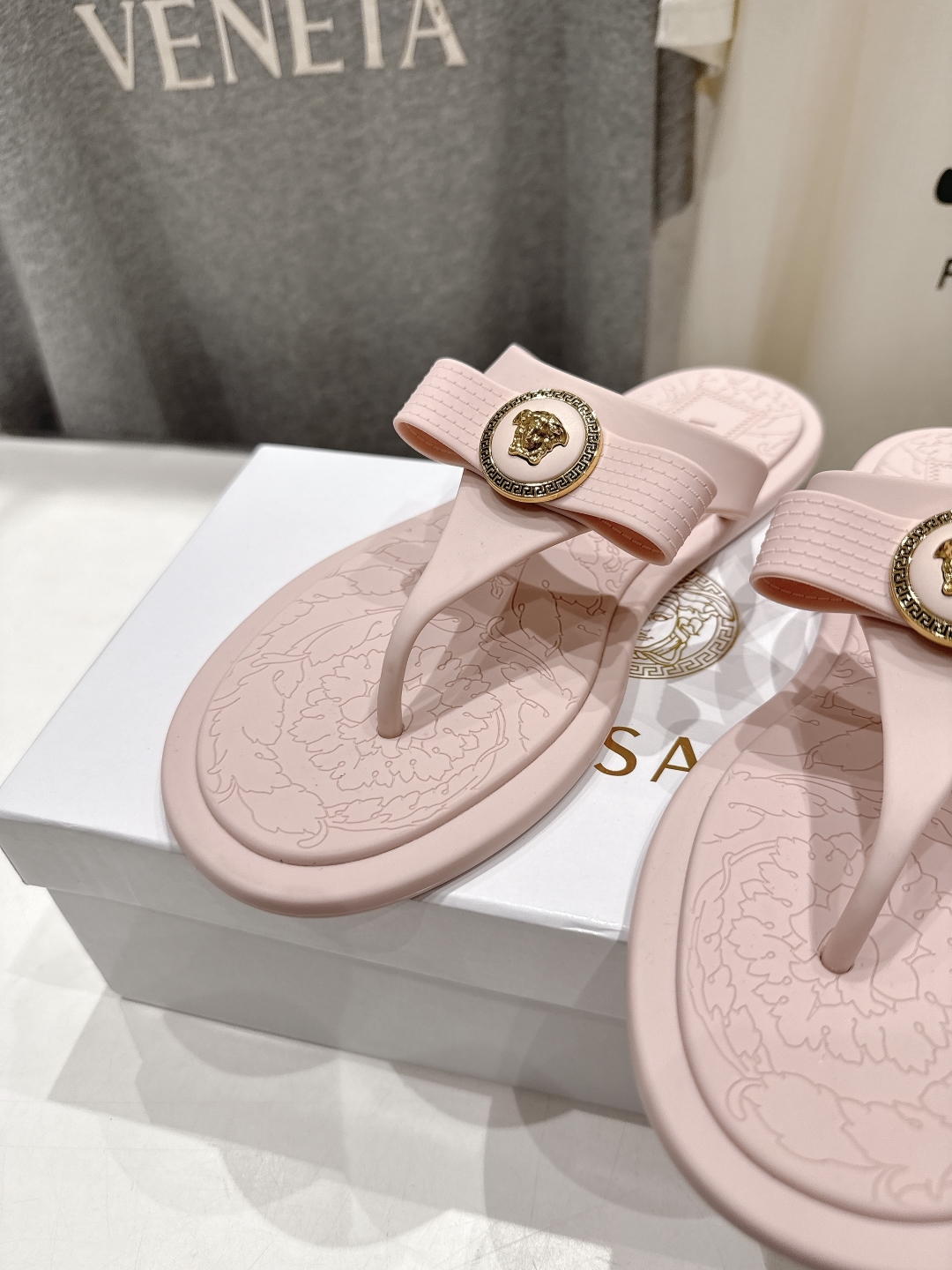 高版本出厂
Versace/范思哲25ss夏季新款平底夹脚拖鞋人字拖
尽显优雅气度的雅致logo，比较休