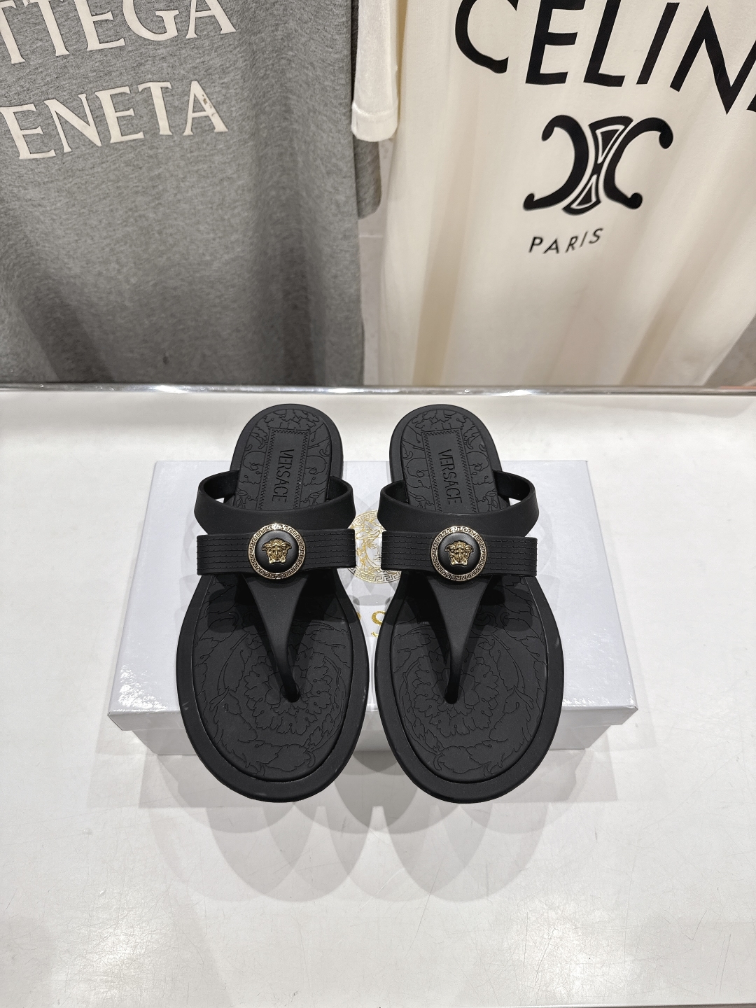 高版本出厂
Versace/范思哲25ss夏季新款平底夹脚拖鞋人字拖
尽显优雅气度的雅致logo，比较休