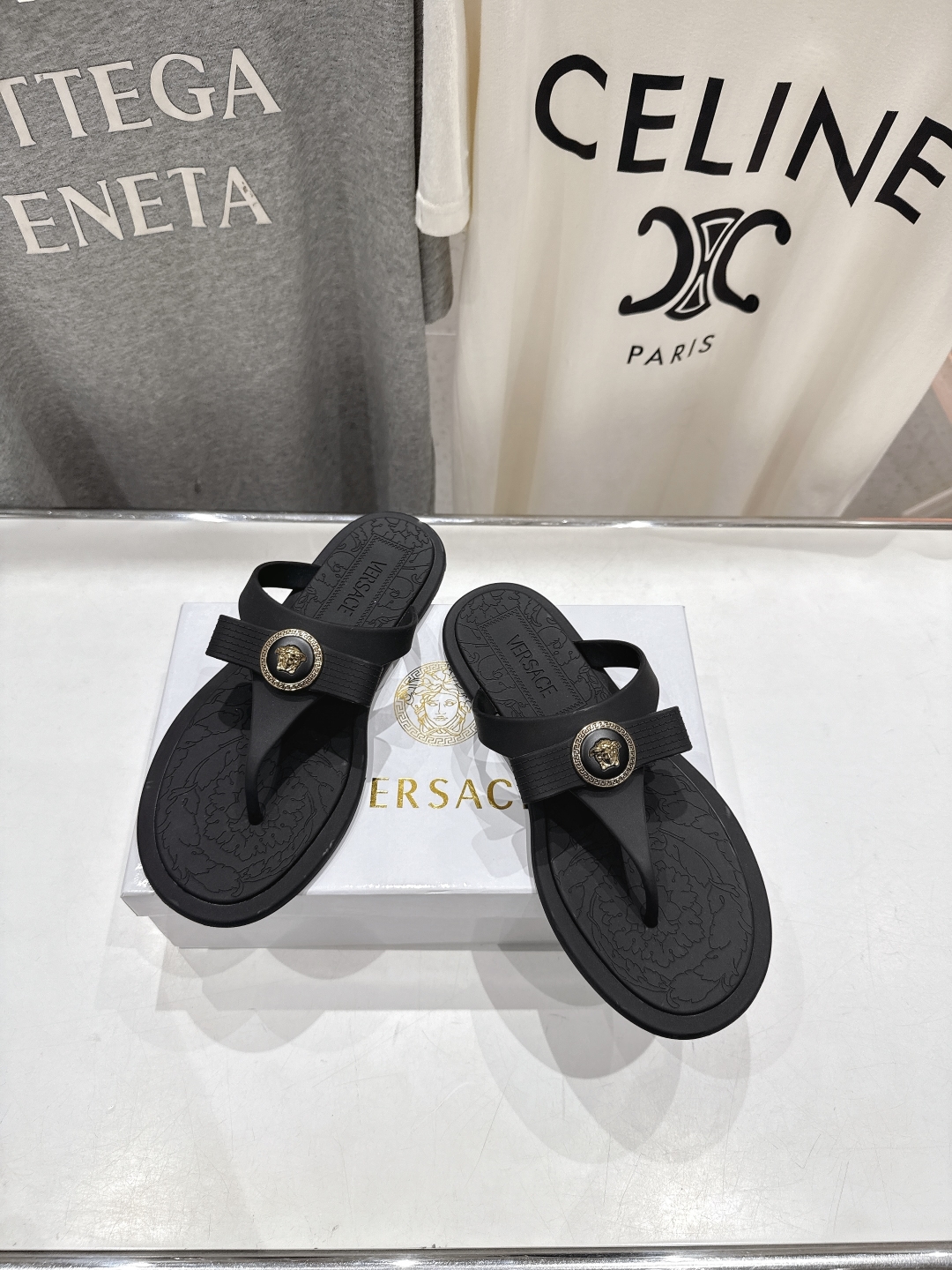 高版本出厂
Versace/范思哲25ss夏季新款平底夹脚拖鞋人字拖
尽显优雅气度的雅致logo，比较休