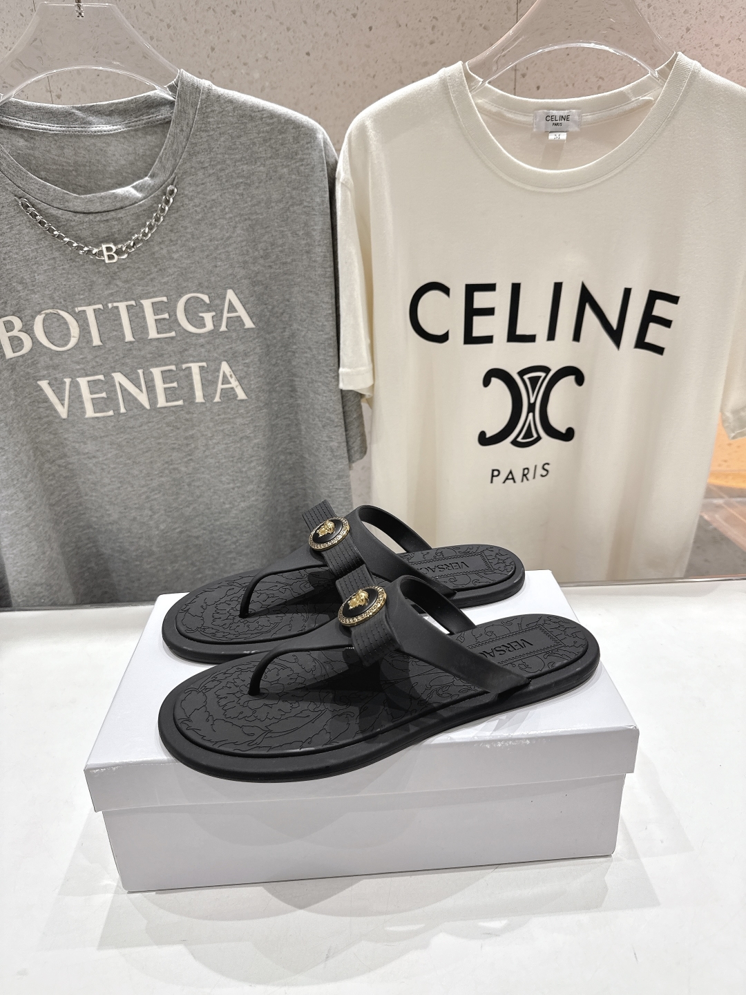 高版本出厂
Versace/范思哲25ss夏季新款平底夹脚拖鞋人字拖
尽显优雅气度的雅致logo，比较休