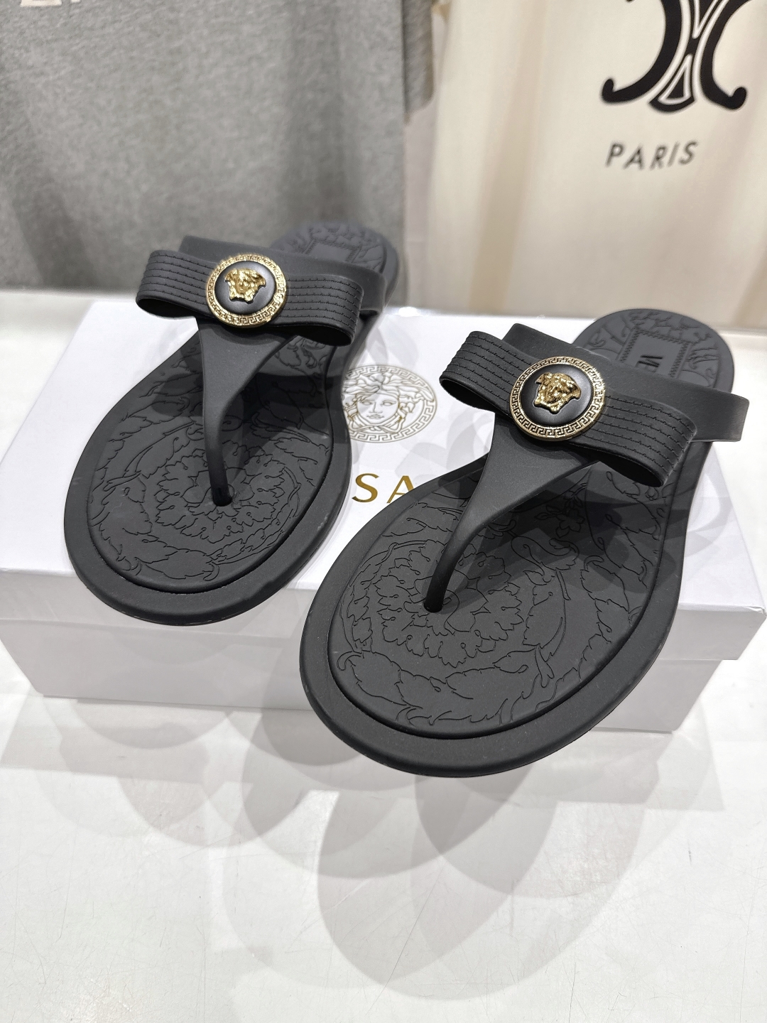 高版本出厂
Versace/范思哲25ss夏季新款平底夹脚拖鞋人字拖
尽显优雅气度的雅致logo，比较休