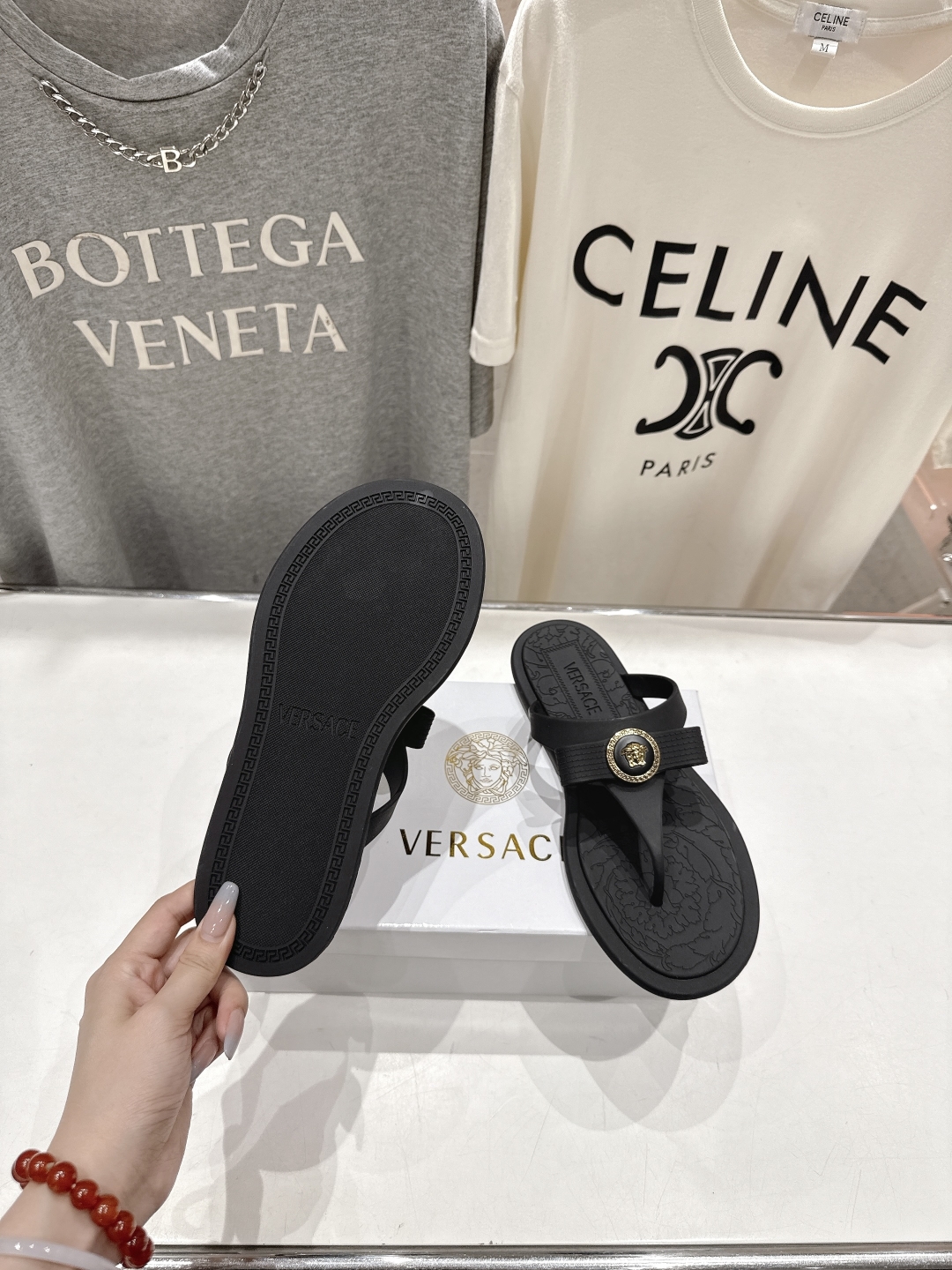 高版本出厂
Versace/范思哲25ss夏季新款平底夹脚拖鞋人字拖
尽显优雅气度的雅致logo，比较休
