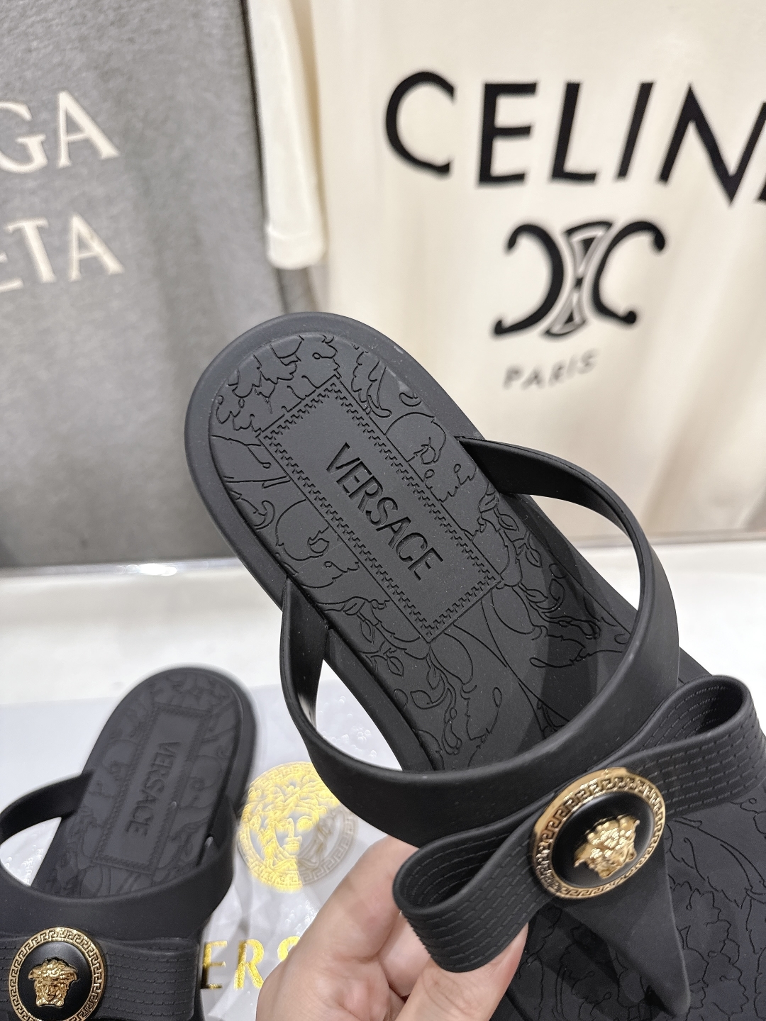 高版本出厂
Versace/范思哲25ss夏季新款平底夹脚拖鞋人字拖
尽显优雅气度的雅致logo，比较休