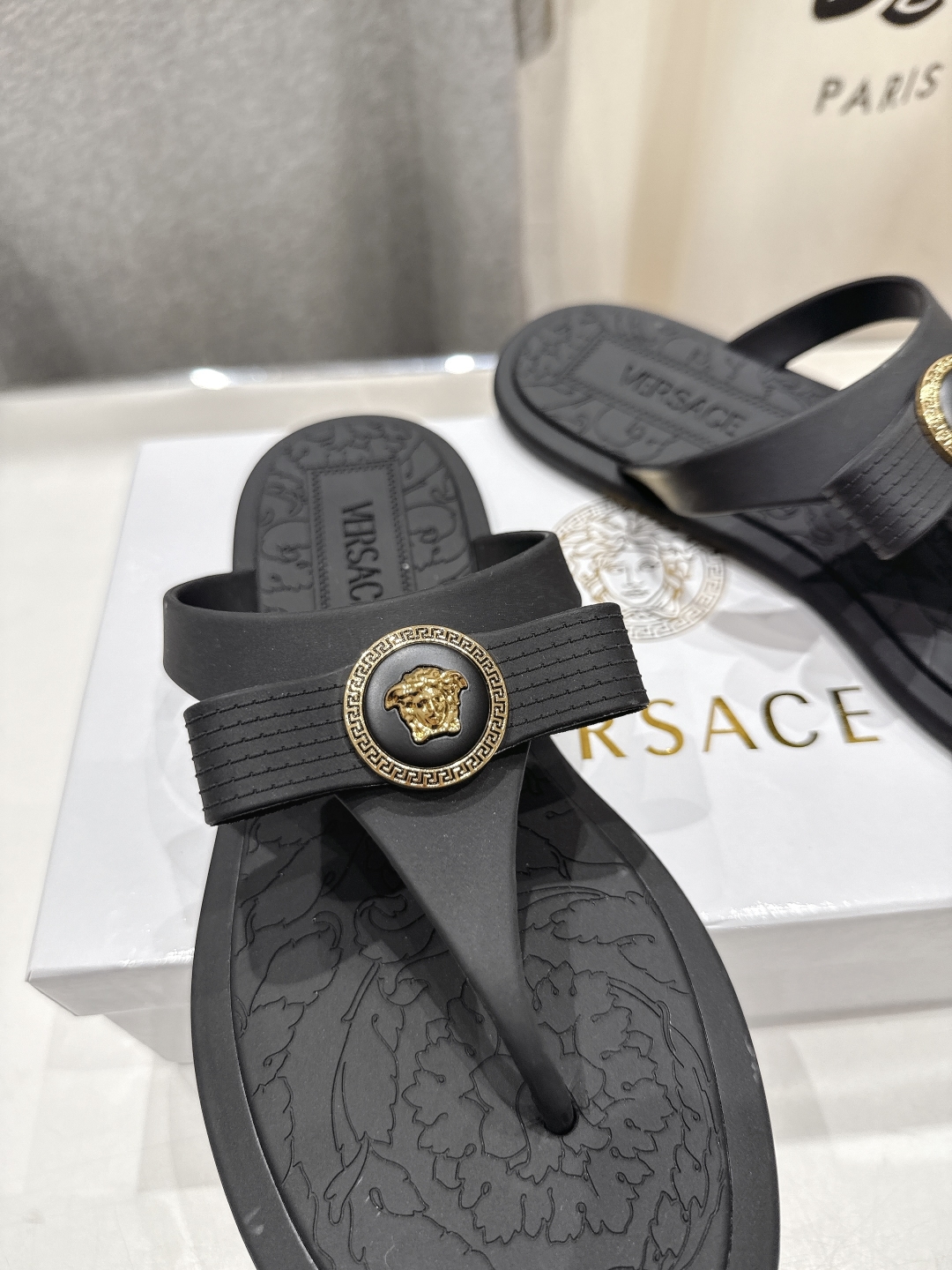 高版本出厂
Versace/范思哲25ss夏季新款平底夹脚拖鞋人字拖
尽显优雅气度的雅致logo，比较休