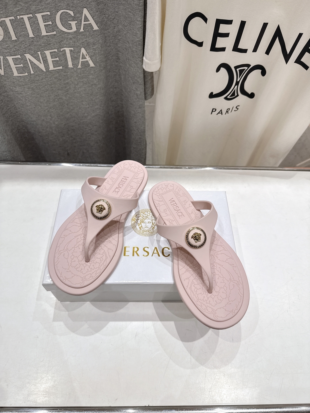 高版本出厂
Versace/范思哲25ss夏季新款平底夹脚拖鞋人字拖
尽显优雅气度的雅致logo，比较休