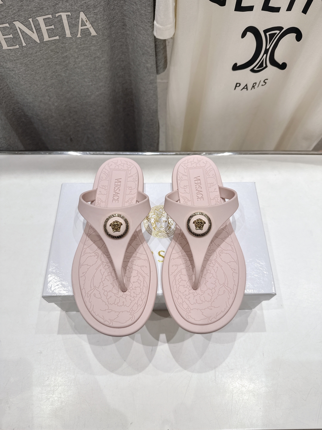 高版本出厂
Versace/范思哲25ss夏季新款平底夹脚拖鞋人字拖
尽显优雅气度的雅致logo，比较休