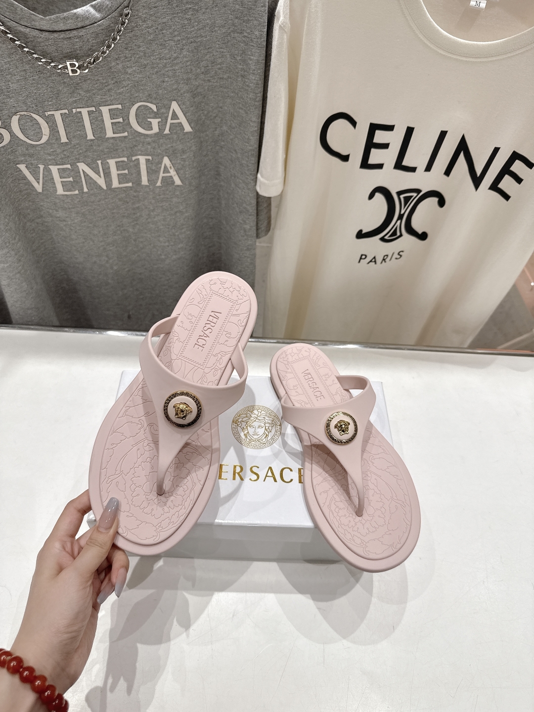 高版本出厂
Versace/范思哲25ss夏季新款平底夹脚拖鞋人字拖
尽显优雅气度的雅致logo，比较休
