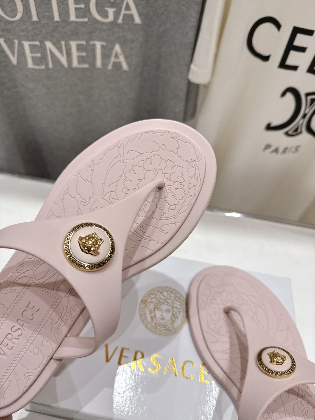 高版本出厂
Versace/范思哲25ss夏季新款平底夹脚拖鞋人字拖
尽显优雅气度的雅致logo，比较休