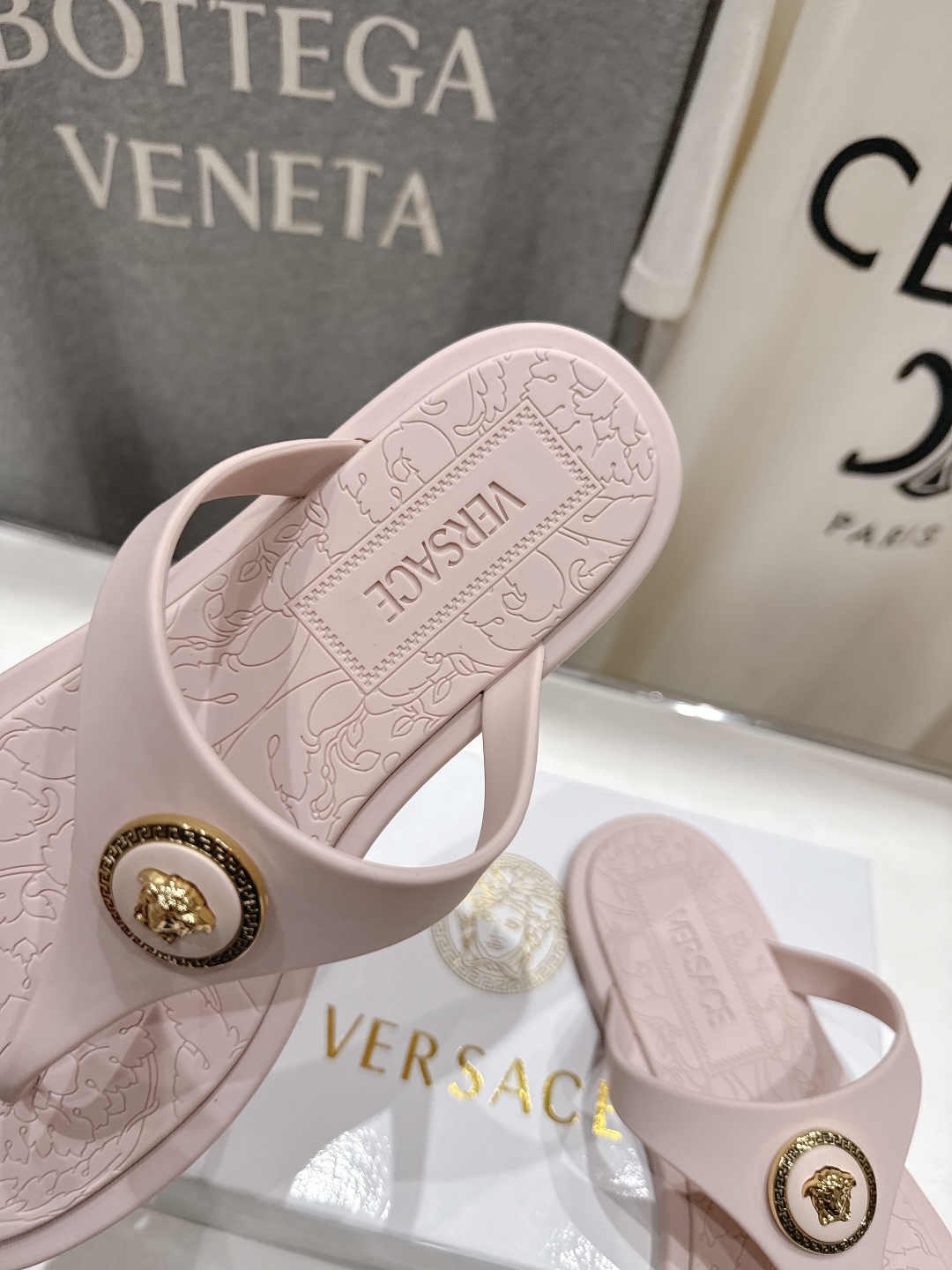 高版本出厂
Versace/范思哲25ss夏季新款平底夹脚拖鞋人字拖
尽显优雅气度的雅致logo，比较休