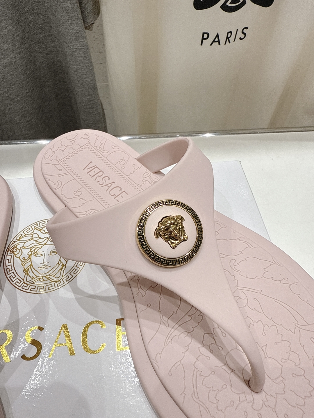 高版本出厂
Versace/范思哲25ss夏季新款平底夹脚拖鞋人字拖
尽显优雅气度的雅致logo，比较休