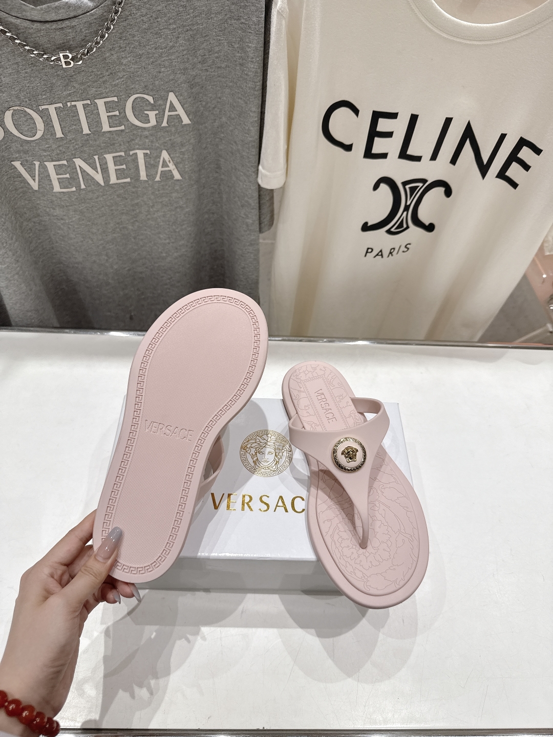 高版本出厂
Versace/范思哲25ss夏季新款平底夹脚拖鞋人字拖
尽显优雅气度的雅致logo，比较休