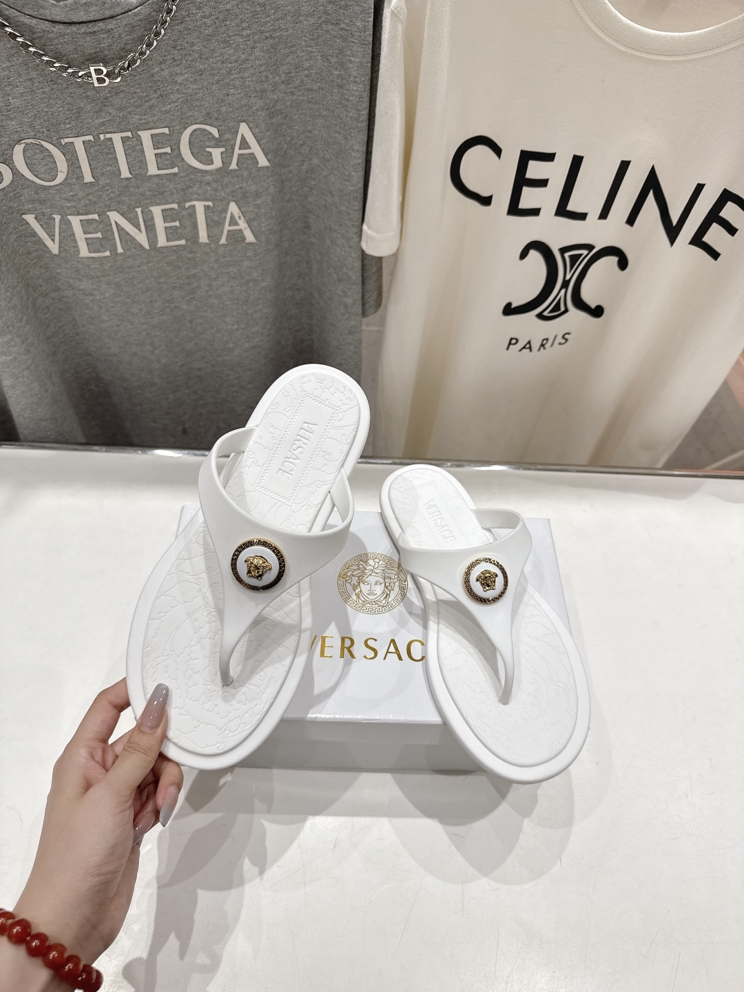 高版本出厂
Versace/范思哲25ss夏季新款平底夹脚拖鞋人字拖
尽显优雅气度的雅致logo，比较休