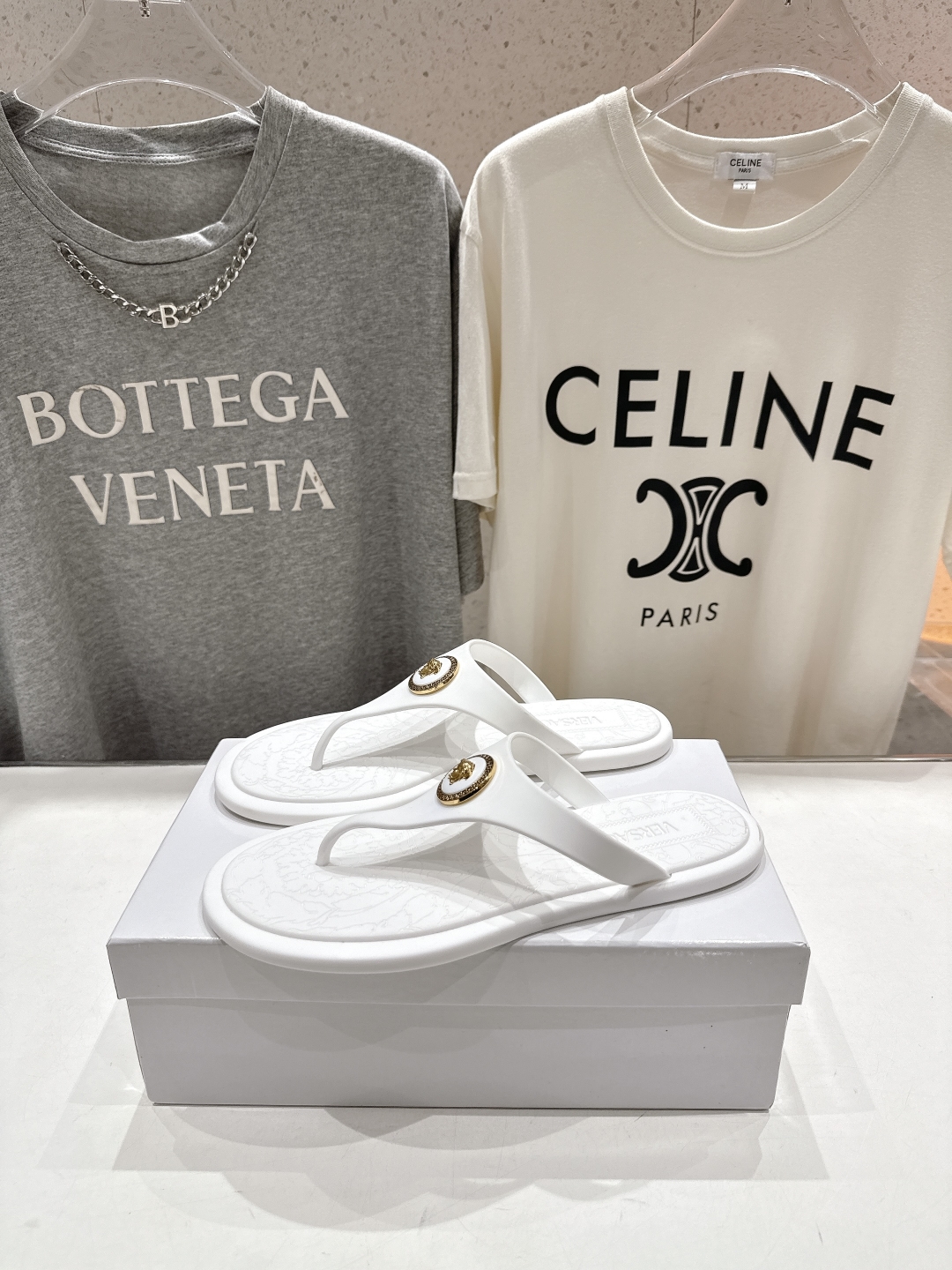 高版本出厂
Versace/范思哲25ss夏季新款平底夹脚拖鞋人字拖
尽显优雅气度的雅致logo，比较休