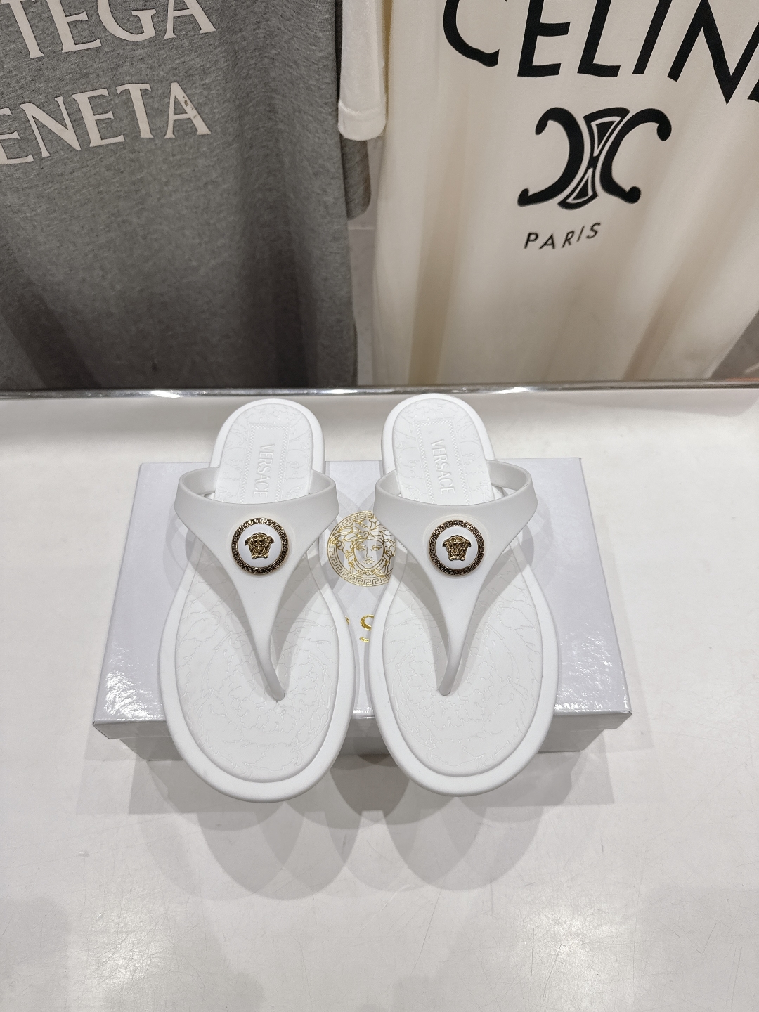 高版本出厂
Versace/范思哲25ss夏季新款平底夹脚拖鞋人字拖
尽显优雅气度的雅致logo，比较休