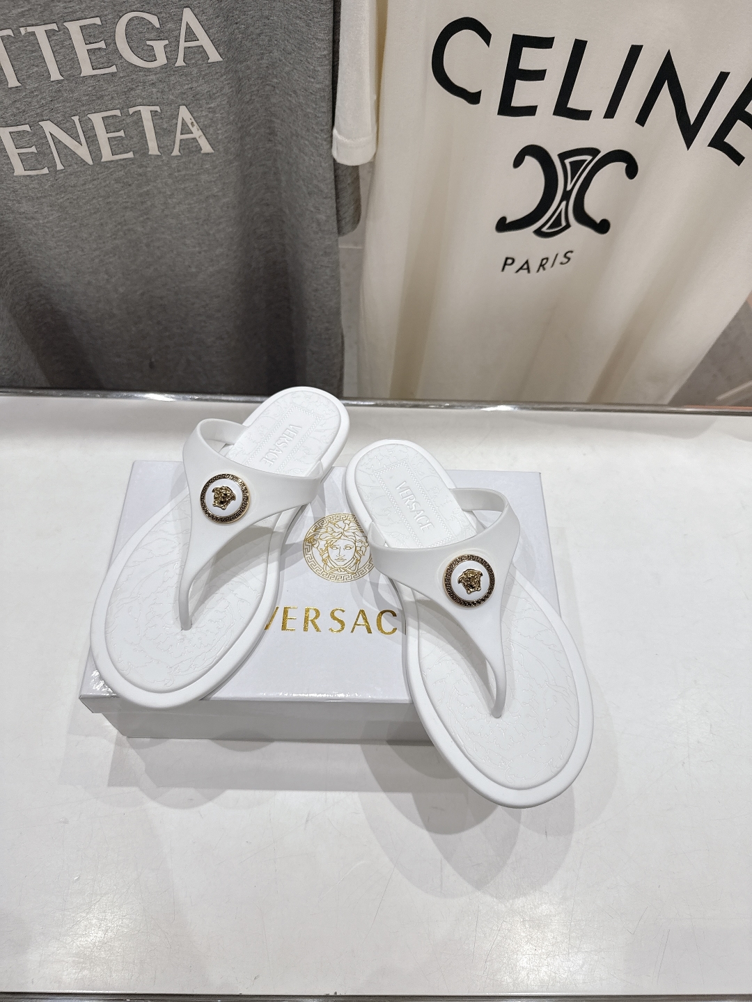 高版本出厂
Versace/范思哲25ss夏季新款平底夹脚拖鞋人字拖
尽显优雅气度的雅致logo，比较休