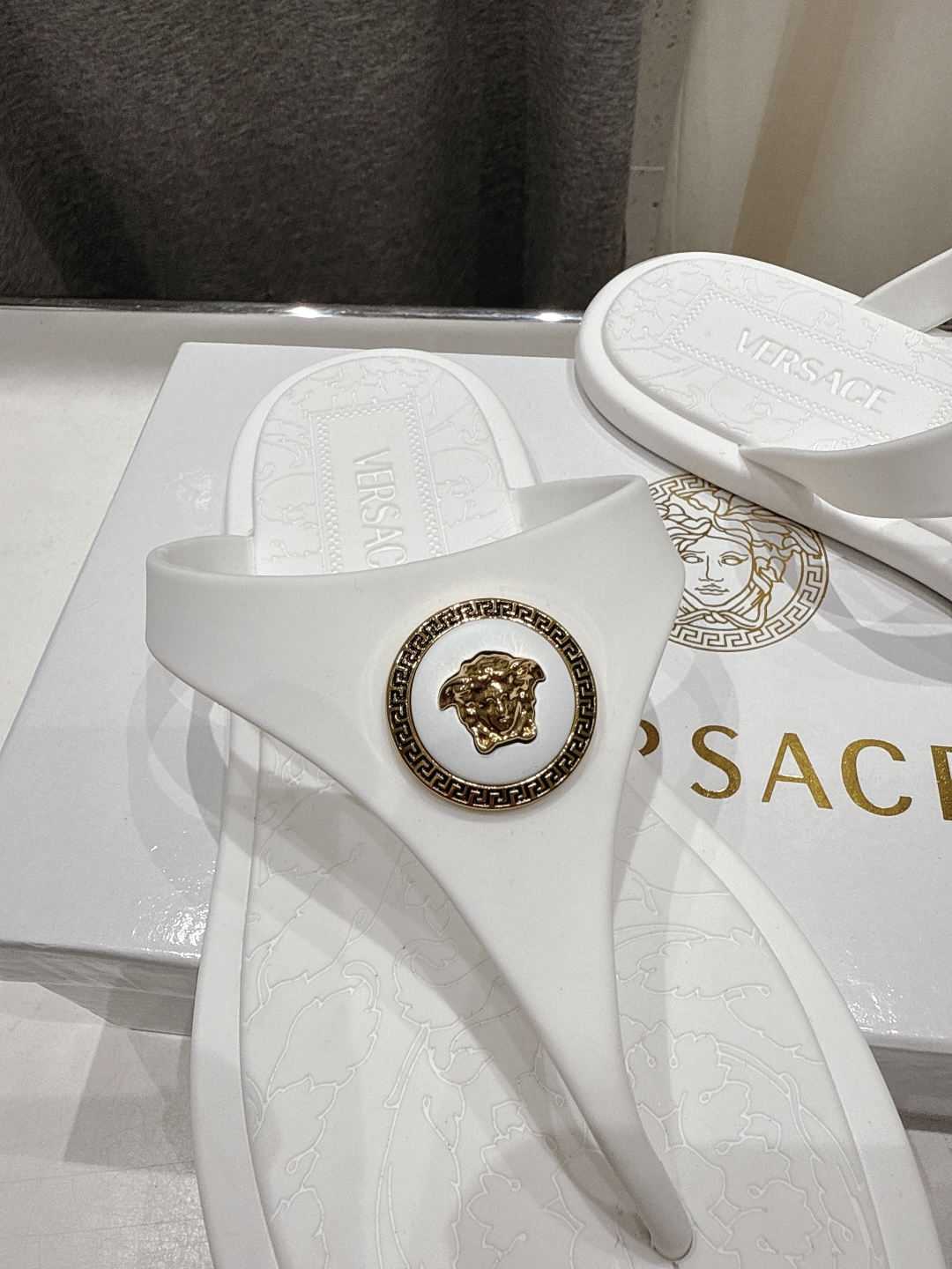 高版本出厂
Versace/范思哲25ss夏季新款平底夹脚拖鞋人字拖
尽显优雅气度的雅致logo，比较休