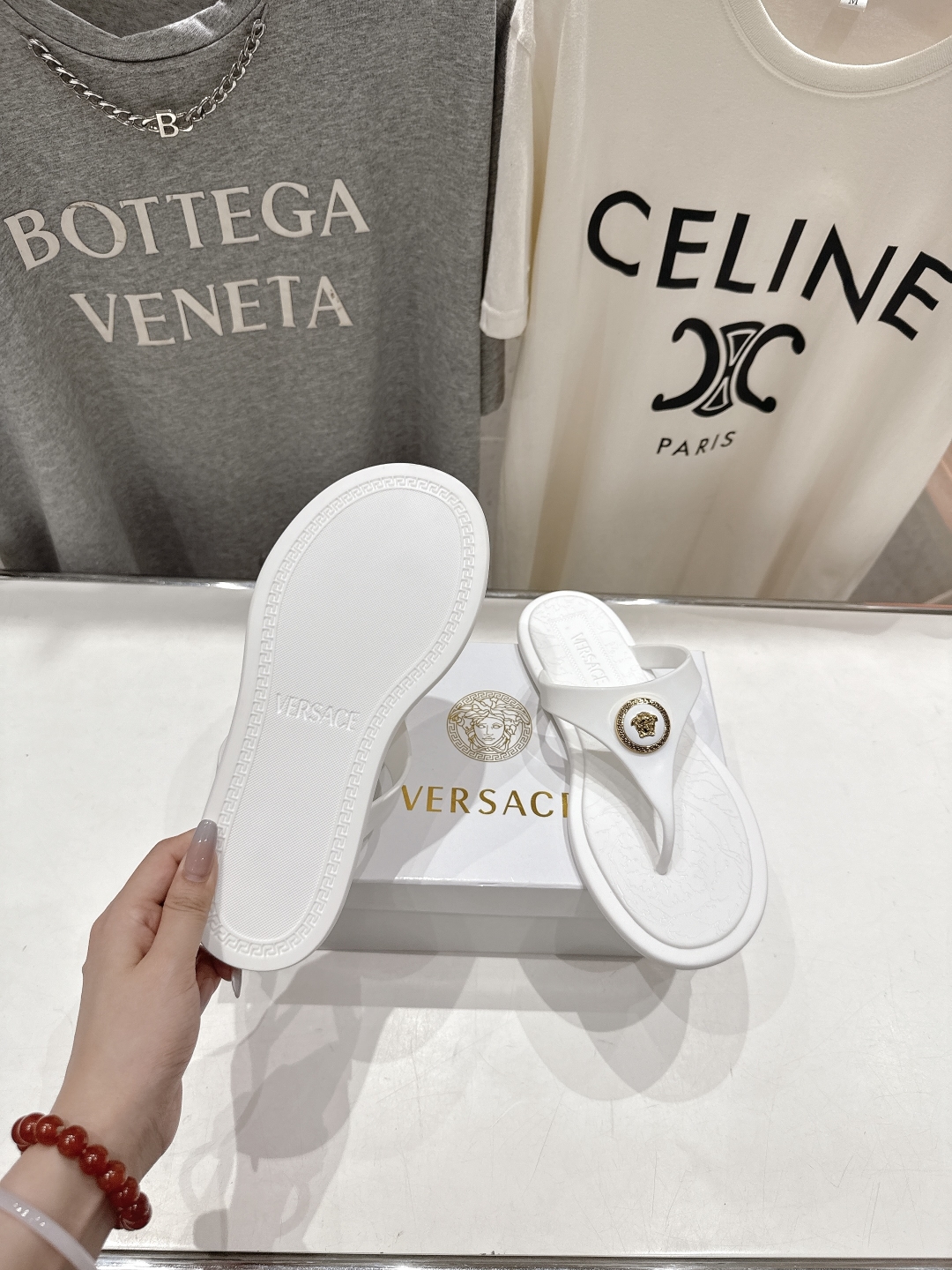 高版本出厂
Versace/范思哲25ss夏季新款平底夹脚拖鞋人字拖
尽显优雅气度的雅致logo，比较休