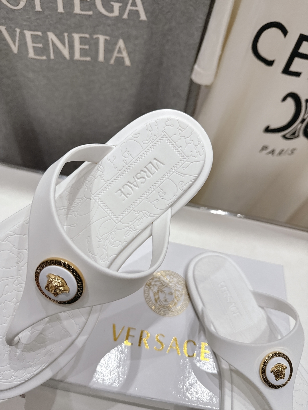 高版本出厂
Versace/范思哲25ss夏季新款平底夹脚拖鞋人字拖
尽显优雅气度的雅致logo，比较休