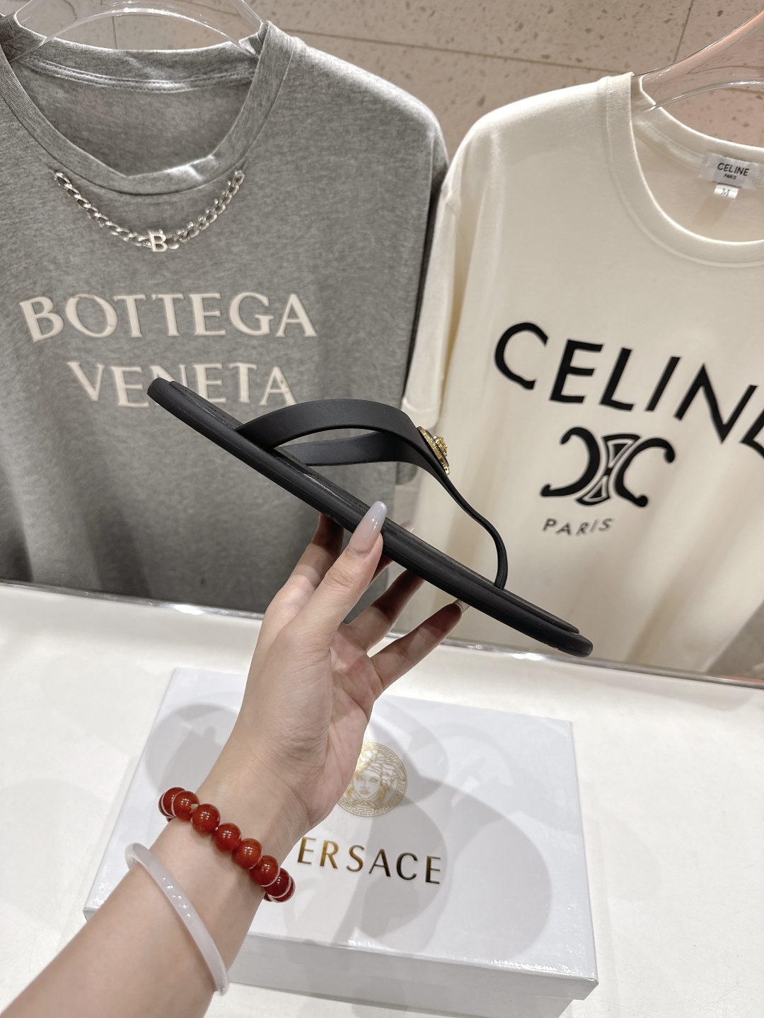 高版本出厂
Versace/范思哲25ss夏季新款平底夹脚拖鞋人字拖
尽显优雅气度的雅致logo，比较休