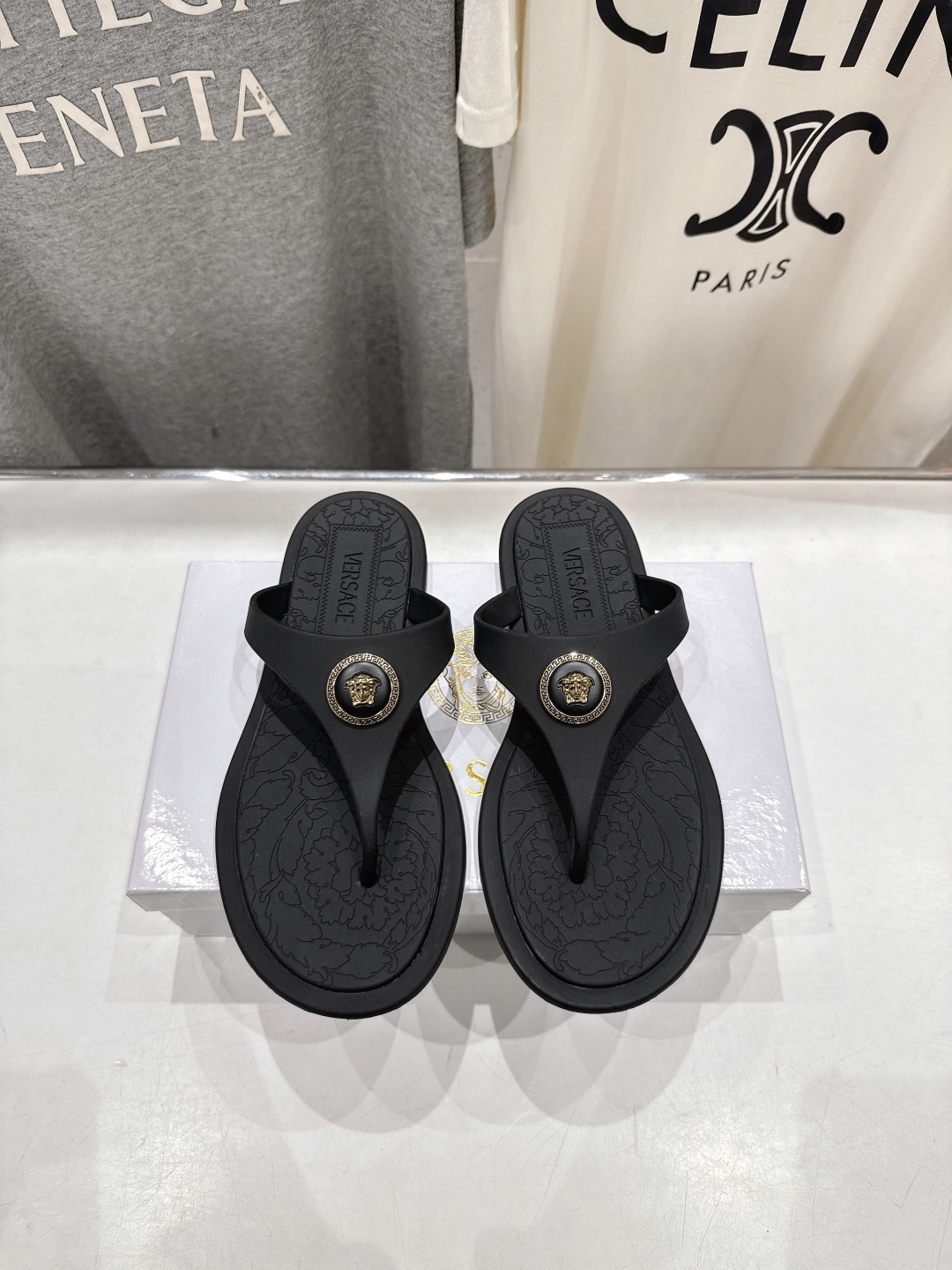 高版本出厂
Versace/范思哲25ss夏季新款平底夹脚拖鞋人字拖
尽显优雅气度的雅致logo，比较休