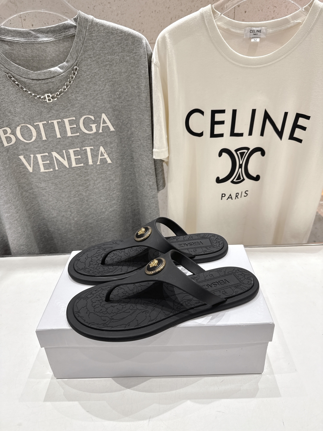 高版本出厂
Versace/范思哲25ss夏季新款平底夹脚拖鞋人字拖
尽显优雅气度的雅致logo，比较休