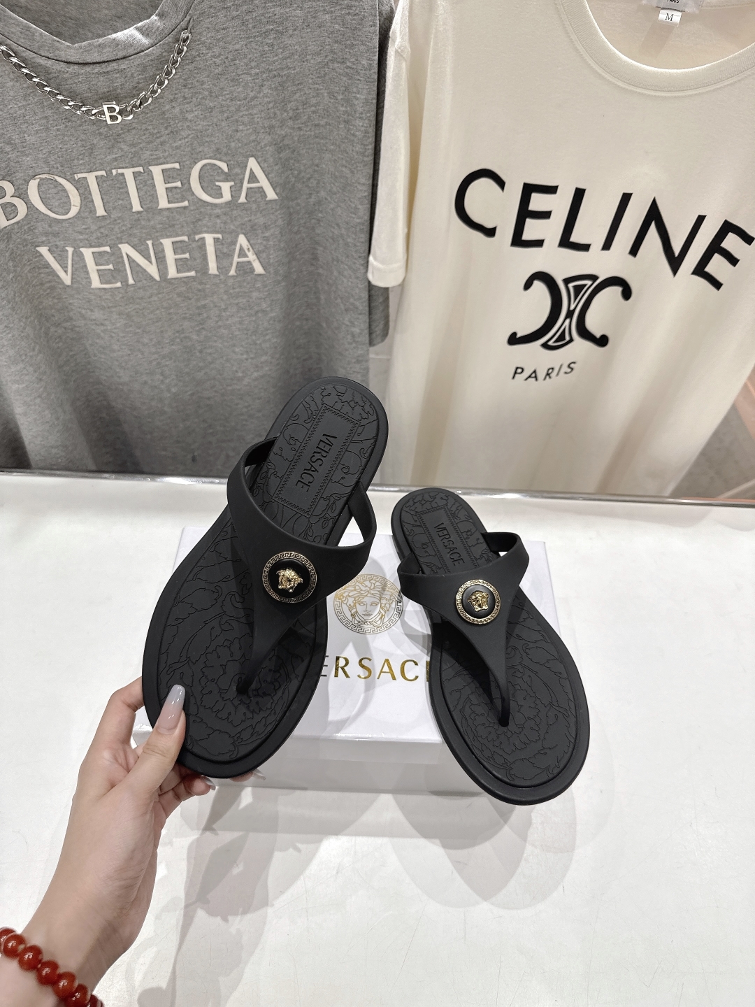 高版本出厂
Versace/范思哲25ss夏季新款平底夹脚拖鞋人字拖
尽显优雅气度的雅致logo，比较休