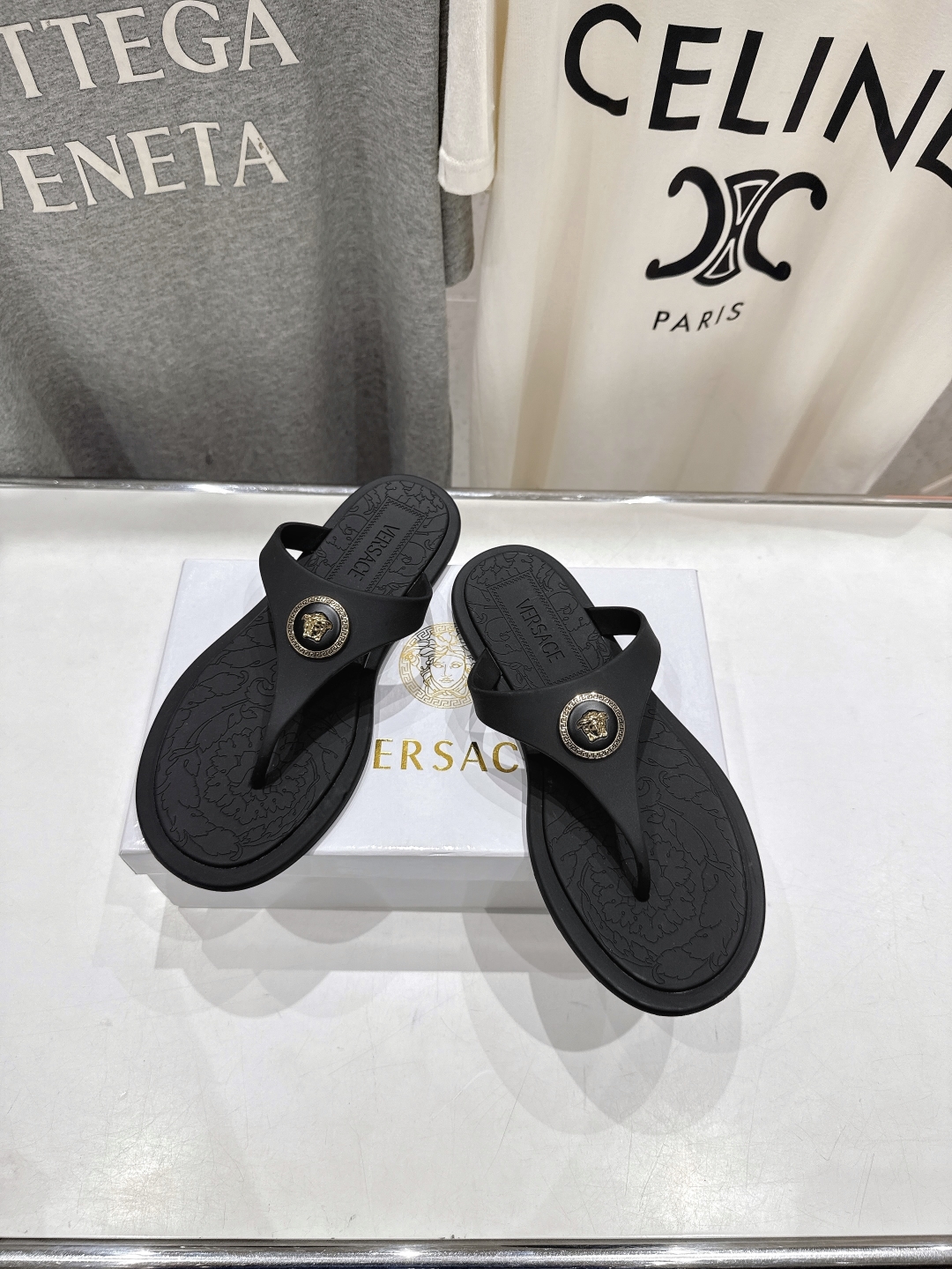 高版本出厂
Versace/范思哲25ss夏季新款平底夹脚拖鞋人字拖
尽显优雅气度的雅致logo，比较休